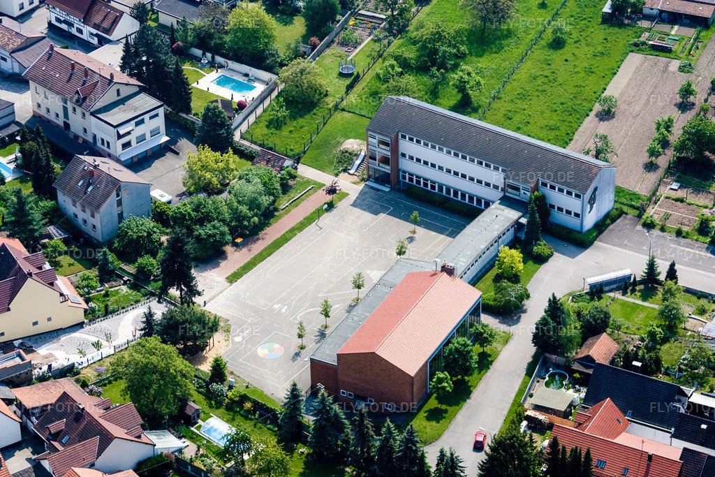 Luftbild: Schule in Berg im Bundesland Rheinland-Pfalz in Deutschland. Foto: IMG_18174.jpg vom 03.05.2009 durch Werner Riehm/FLY-FOTO.de