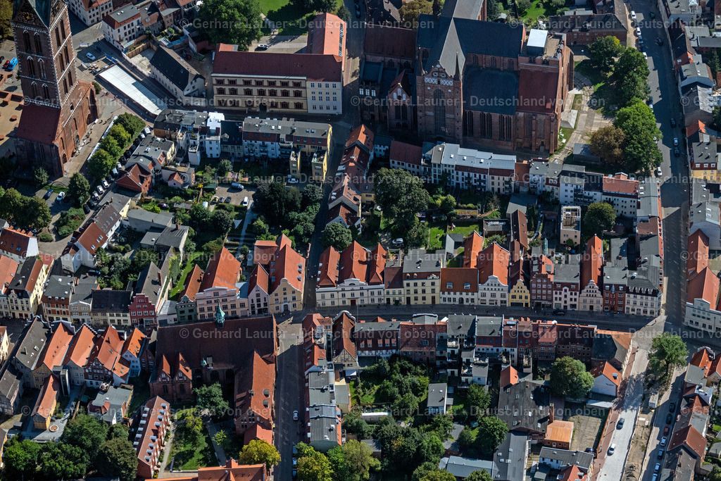 4062258 | WISMAR 08.09.2021 Stadtansicht des Innenstadtbereiches an der Lübschestraße in Wismar im Bundesland Mecklenburg-Vorpommern, Deutschland. // City view on down town on Luebschestrasse in Wismar in the state Mecklenburg - Western Pomerania, Germany. Foto: Gerhard Launer