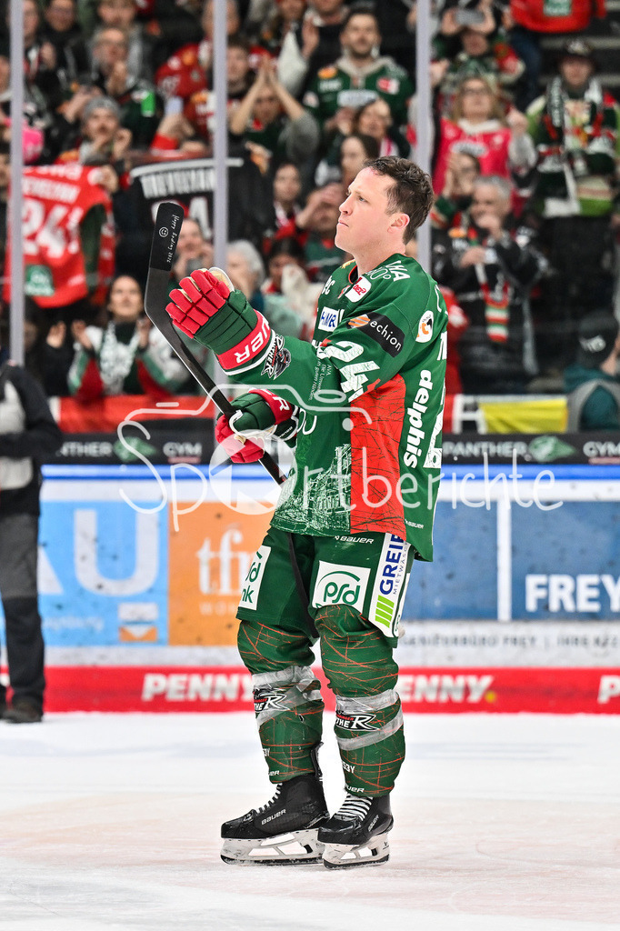 Augsburger Panther - Grizzlys Wolfsburg | AUGSBURG, GERMANY - 15. MARCH: im Bild T. J. TREVELYAN (Augsburger Panther 24) / Einzelfoto / Freisteller nach dem Match zwischen den Augsburger Panthern und den Grizzlys Wolfsburg am 52. Spieltag der Penny DEL im Curt Frenzel Stadion / der sich bei den Fans verabschiedet