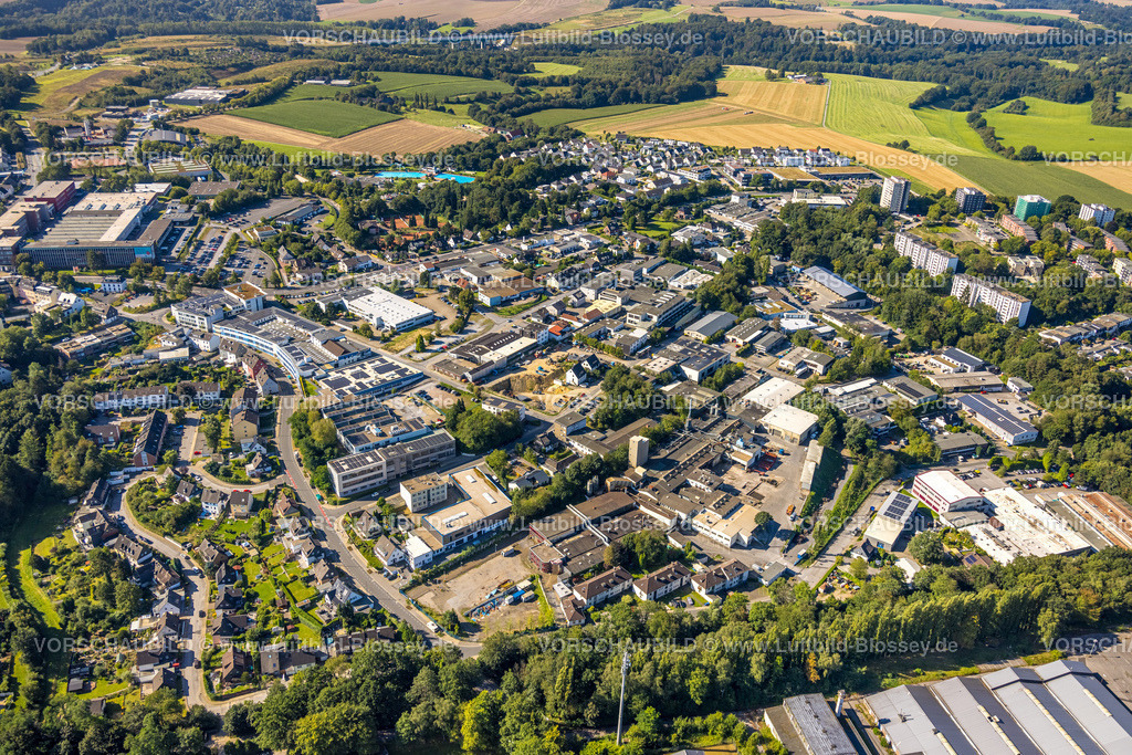 Heiligenhaus240813098 | Luftbild, Gewerbegebiet Talburgstraße und Abrissarbeiten Firmengelände an der Grubenstraße, hinten das Freibad und Hallenbad Heljensbad, Heiligenhaus, Ruhrgebiet, Nordrhein-Westfalen, Deutschland
