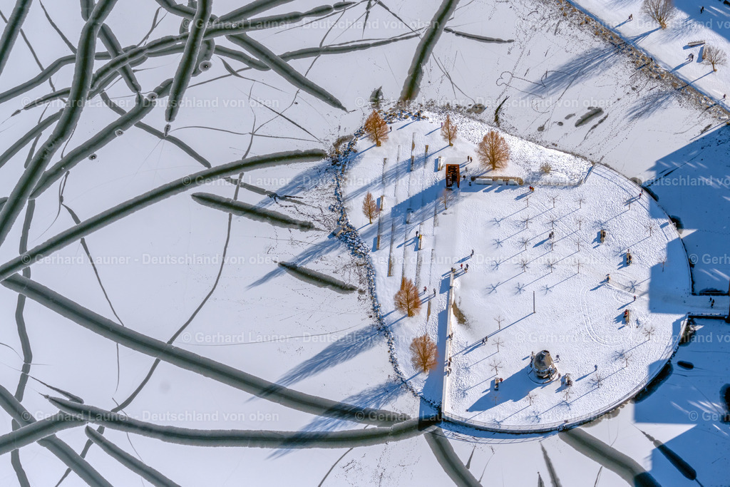 4043871 | DORTMUND 13.02.2021 Winterlich schneebedeckte Kulturinsel auf dem " Phoenix See " im Ortsteil Hörde in Dortmund im Ruhrgebiet im Bundesland Nordrhein-Westfalen, Deutschland. Weiterführende Informationen bei: DSW21 Dortmunder Stadtwerke AG. // Wintry snowy lake Island on the Plateau on " Phoenix See " in the district Hoerde in Dortmund at Ruhrgebiet in the state North Rhine-Westphalia, Germany. Further information at: DSW21 Dortmunder Stadtwerke AG. Foto: Gerhard Launer
