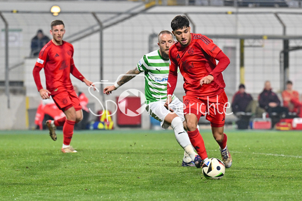 FC Bayern Amateure - SpVgg Greuther Fürth II | im Duell Daniel ADLUNG (SpvGG #10) und Emirhan DEMIRCAN (FC Bayern München II #11) / Zweikampf / Regionalliga Bayern: FC Bayern Muenchen II - SpVgg Greuther Fuerth II, Gruenwalder Stadion am am 29.10.2024