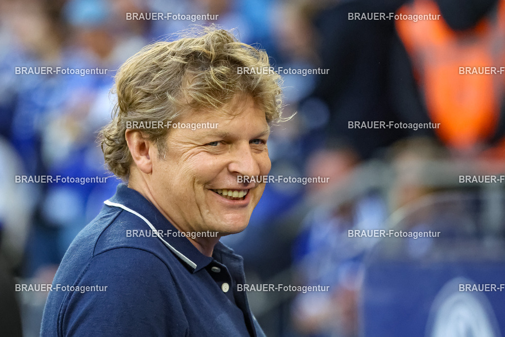 1_S04BER_20250801_0397.JPG -  - FC Schalke 04 - Hertha BSC Berlin - 2. Bundesliga | Gelsenkirchen, Deutschland, 01.08.25: Direktor Profifussball Youri Mulder (FC Schalke 04) schaut waehrend des Spiels der 2. Bundesliga zwischen FC Schalke 04 - Hertha BSC Berlin in der Veltins-Arena am 01. August 2025 in Gelsenkirchen, Deutschland. (Foto von Stefan Brauer/Brauer-Fotoagentur)DFB/DFL REGULATIONS PROHIBIT ANY USE OF PHOTOGRAPHS AS IMAGE SEQUENCES AND/OR QUASI-VIDEO.