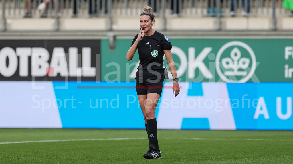 Fussball, Google Pixel Frauen-Bundesliga, VfL Wolfsburg - SV Werder Bremen | v.li.: Schiedsrichterin Nadine Westerhoff, DIE DFB-RICHTLINIEN UNTERSAGEN JEGLICHE NUTZUNG VON FOTOS ALS SEQUENZBILDER UND/ODER VIDEOÄHNLICHE FOTOSTRECKEN. DFB REGULATIONS PROHIBIT ANY USE OF PHOTOGRAPHS AS IMAGE SEQUENCES AND/OR QUASI-VIDEO.