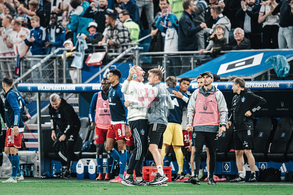 Fußball | Männer | Saison 2023/2024 | 2. Fußball-Bundesliga | Hamburger SV vs. Fortuna Düsseldorf | 29.09.2023 | Trainer Tim Walter (HSV) feiert den Sieg