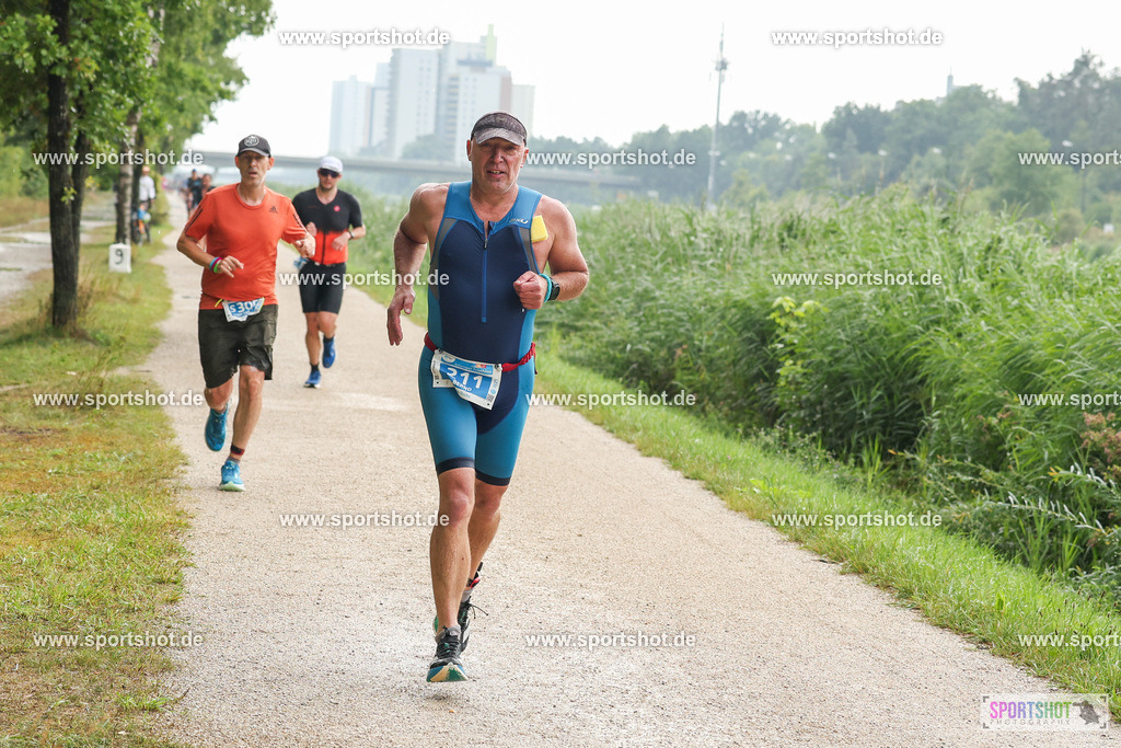 LUR_1524 | 34. M-net Erlanger Triathlon 2025 #erlangertriathlon  #mnettriathlon2025 #mnettriathlon #team #olympischedistanz #mitteldistanz #triathlon #maindonaukanal  #erlangertriathlon2025 #yourpictrs #tv1848 #tv1848erlangen  #triathlonbayern #sportinerlangen #demsportverbunden #sportshot_your_pictrs Copyright: www.sportshot.de