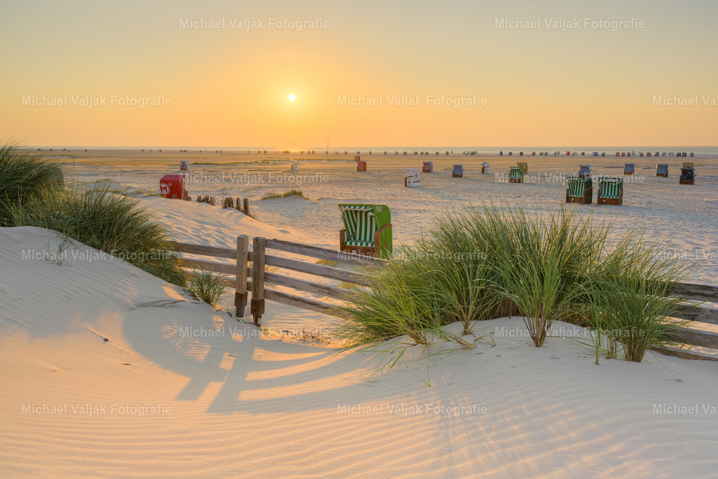 Abends am Strand in Norddorf auf Amrum | Norddorf auf Amrum, ein malerisches Dorf an der Nordseeküste, bietet einen atemberaubenden Strand, der besonders am Abend eine ruhige und entspannende Atmosphäre ausstrahlt. Der Kniepsand, ein weitläufiger Sandstrand, wird von den warmen Farben des Sonnenuntergangs beleuchtet und schafft ein perfektes Panorama für Spaziergänge am Meer. - Realisiert mit Pictrs.com