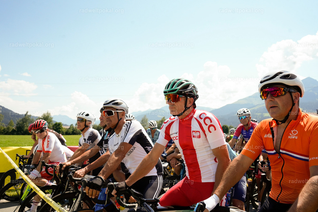320_20230817_Bewerb_Maenner_Muehlanger | AUT - OESTERREICH, 2023-08-16: SPORT RENNRAD-FAHREN - 55. INTERNATIONALER RADWELTPOKAL IN ST. JOHANN IN TIROL  - Vintage-Radrennen mit WM-Bronze-Medaillen-Siegerin Christina Schweinberger, den Teilnehmer und Alexander Baumann (vom Orginastions-Team) - TAG 2 BEWERB MAENNER IN SECHS GRUPPEN  ; Foto: Roland Muehlanger