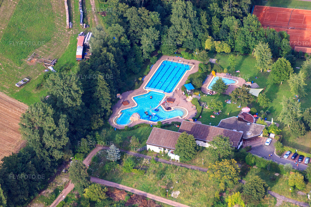 Luftbild: Freibad Ingenheim im Ortsteil Ingenheim in Billigheim-Ingenheim im Bundesland Rheinland-Pfalz in Deutschland. Foto: IMG_44199.jpg vom 17.08.2011 durch Werner Riehm/FLY-FOTO.deAuflösung des Originals: 4752 x 3168 px