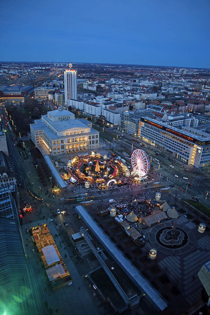 Leipziger Weihnachtsmarkt - Augustusplatz | Entdecke über 20 Kategorien Leipzig-Motive: Foto-Downloads, hochwertige Poster, Leinwand- & Fine-Art-Prints. Jetzt Lieblingsfoto im Bildlexikon Leipzig Shop bestellen!