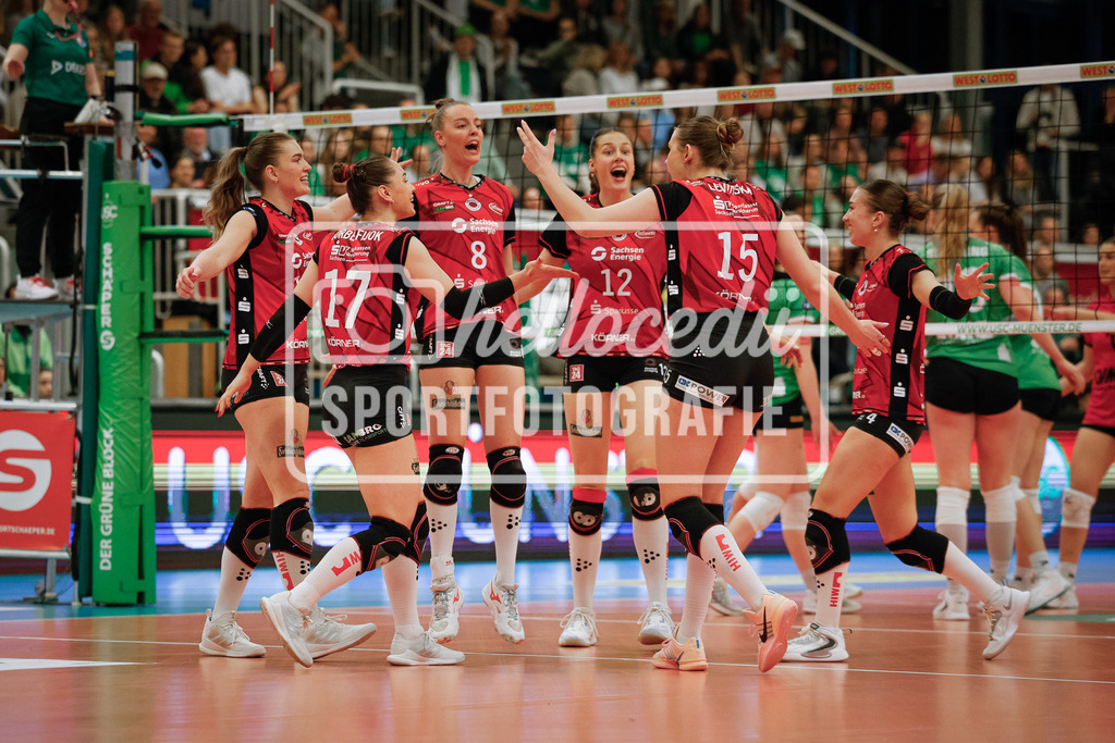 Volleyball I Frauen I Saison 2025-2026 I Bundesliga I Playoff-Viertelfinale 2 I USC Münster - Dresdner SC-23 | Amanda Siksna (11, Dresdner SC) Lorena Lorber Fijok (17, Dresdner SC) Jette Kuipers (8, Dresdner SC) Mette Pfeffer (12, Dresdner SC) Marta Kamelija Levinska (15, Dresdner SC) Emma Grome (4, Dresdner SC) Jubeln nach einem Punkt zusammen und freuen sich. - Realisiert mit Pictrs.com