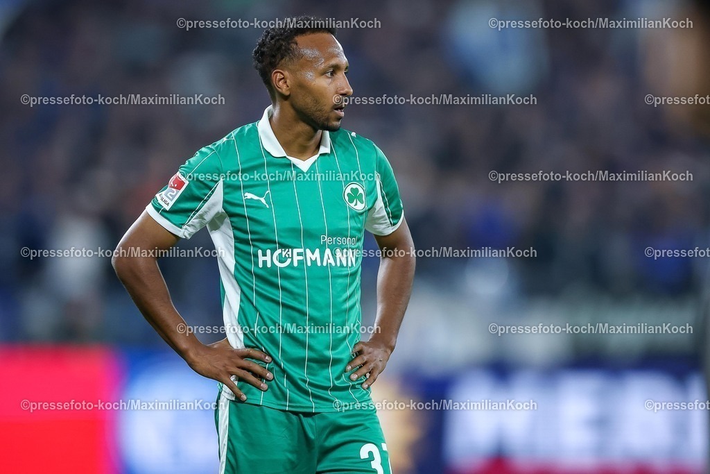 S0426092501233 | 25.09.2025, Fußball, FC Schalke 04 - SpVgg Greuther Fürth, 7.Spieltag, 2. Fußball Bundesliga, Veltins-Arena Gelsenkirchen, Saison 2025 2026: Julian Green&nbsp;(Greuther Fürth #37) DFB regulations prohibit any use of photographs as image sequences and or quasi-video.
