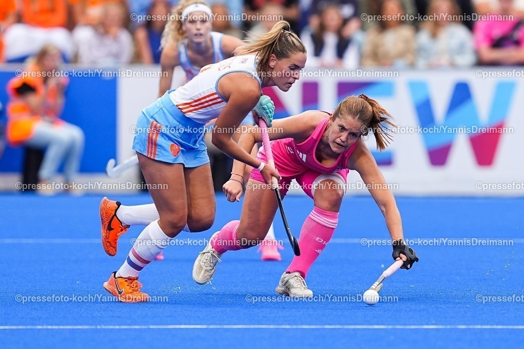 xydrx17082503032 | 17.08.2025, xydrx, Frauen EuroHockey Championship 2025, Finale, Niederlande - Deutschland, Sparkassenpark Mönchengladbach: Pien Sanders (NED #11) im Zweikampf gegen Sonja Zimmermann (GER #16)