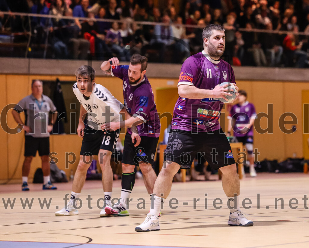 2025-02-15_082_SpVgg_Altenerding_gegen_SVW_Burghausen | Erding, Deutschland, 15.02.2025:Handball, Bezirksoberliga Männer 2024 / 2025, 16. Spieltag, SpVgg Altenerding gegen SVW Burghausen, Endergebnis: 32:31Thomas Reitmeier (SVW Burghausen, #18), Sebastian Forster (SpVgg Altenerding, #13), Christian Loris (SpVgg Altenerding, #11)Foto: Christian Riedel / fotografie-riedel.net