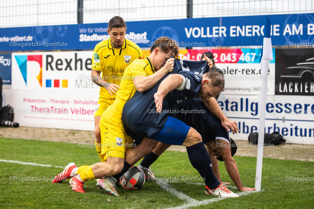 Fußball oder Rugby? | 08.11.2025, Fußball, Regionalliga West, SSVg Velbert - SC Wiedenbrück: Baran Seker (SSVg Velbert #7) und Felix Herzenbruch (SSVg Velbert #3) schirmen den Ball vor Konstantin Gerhardt (SC Wiedenbrück #20) und Daniel Sanchez Ruiz Diaz (SC Wiedenbrück #33) ab - Realisiert mit Pictrs.com