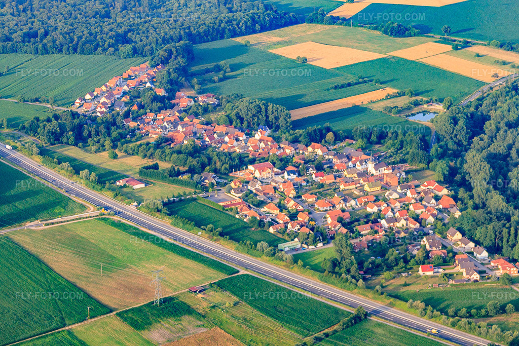 Aerial view: Village view from the southwest beyond the A35 in Kesseldorf in the state Bas-Rhin, France. – Photo: IMG_30600.jpg taken on 07/09/2010 by Werner Riehm/FLY-FOTO.com – Resolution of the original: 4752 x 3168 px