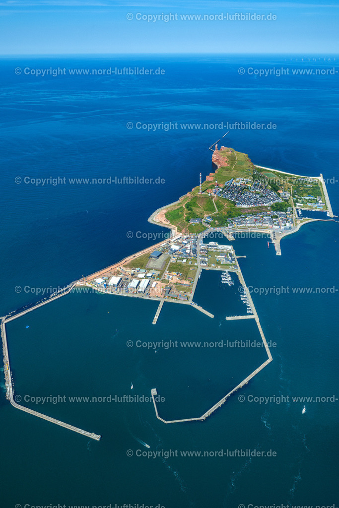 Helgoland_ELS_0037130822 | HELGOLAND 13.08.2022 Die Insel Helgoland in der Nordsee mit dem Hafengelände auf Helgoland im Bundesland Schleswig-Holstein. Weiterführende Informationen bei: Helgoland Tourismus-Service. // The island of Helgoland in the North Sea to the port area on Helgoland in Schleswig-Holstein. Further information at: Helgoland Tourismus-Service. Foto: Martin Elsen
