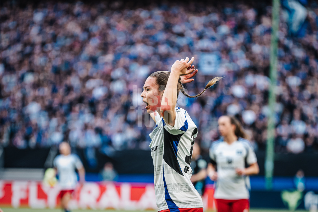 Fußball | Frauen | Saison 2024/2025  | DFB-Pokal der Frauen | Halbfinale | Hamburger SV vs. Werder Bremen | 23.03.2025 | Christin Meyer (#16, HSV) heizt das Team ein