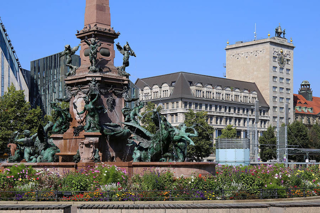 Bildlexikon Leipzig - Bamberger & Hertz - Königsbau - Blick vom Mendebrunnen | Das Team hinter BILDLEXIKON LEIPZIG bündelt historische wie aktuelle Informationen über die Stadt Leipzig in Text und Bild auf einer Plattform und stellt diese der interessierten Öffentlichkeit zur Verfügung.