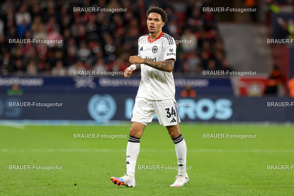 Bayer 04 Leverkusen vs Eintracht Frankfurt - Bundesliga  | Leverkusen, Deutschland, 12.09.25:   Pharrell Nnamdi Collins (Eintracht Frankfurt) schaut waehrend des Spiels der Bundesliga zwischen  Bayer 04 Leverkusen vs Eintracht Frankfurt in der BayArena(Foto von Brauer-Fotoagentur / Adrian Schlueter)