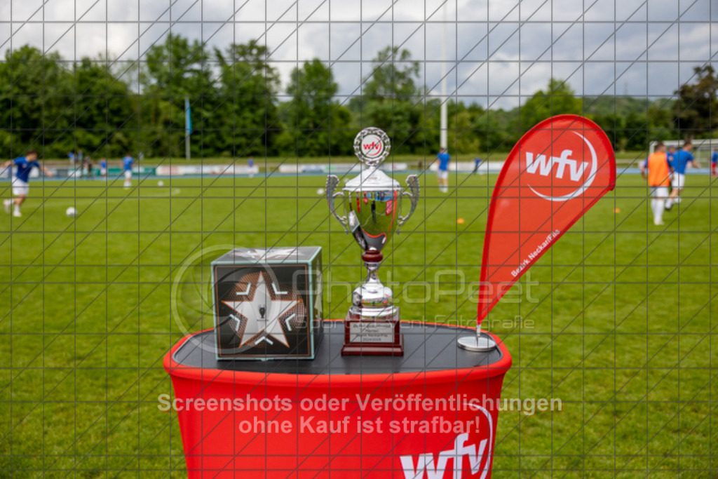 20250529_160654_0001 | #,  VfL Kirchheim (blau) vs. 1.FC Eislingen (weiß), Fußball, Bezirkspokal Finale - Bezirk Neckar/Fils, 2024/2025, Rasenplatz VfL Stadion Kirchheim, Jesinger Straße 105, 73230 Kirchheim, 29.05.2025 - 16:30 Uhr,Foto: PhotoPeet-Sportfotografie/Peter Harich