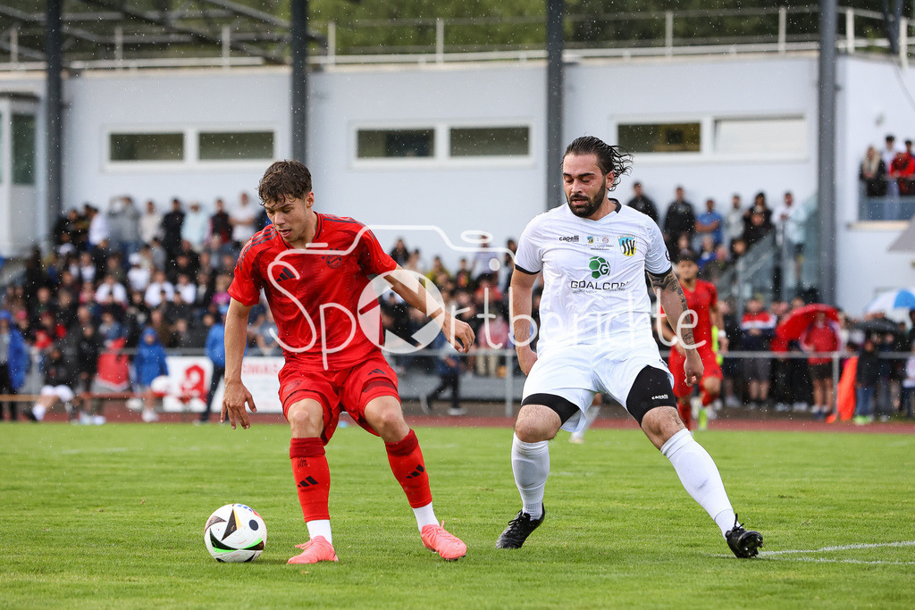 SSV Dillingen - FC Bayern Amateure | im Duell Maximilian WAGNER (FCB #9) und Berat KASUMI (SSV #6)