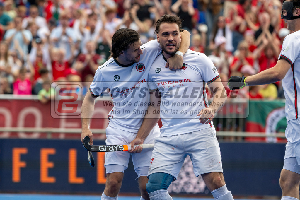 Final4_20250601-1520-Z09_4708 | Krefeld, Deutschland, 01.06.2025:  Feldhockey Final4 2025 – „Deutsche Feldhockey-Meisterschaften 2025“ Crefelder HTC - Rot-Weiss Köln (Finale Herren) im Gerd-Wellen-Hockeyanlage am 01.06.2025 in Krefeld, Deutschland. (Foto von Kramhöller/Fehrmann/Kaste)Krefeld, Germany, 01.06.2025: Feldhockey Final4 2025 – „Deutsche Feldhockey-Meisterschaften 2025“ Harvestehuder HTC - Düsseldorfer HC (Finale Damen) in Gerd-Wellen-Hockeyanlage at 01.06.2025 in Krefeld, Deutschland. (Foto from Kramhöller/Fehrmann/Kaste)