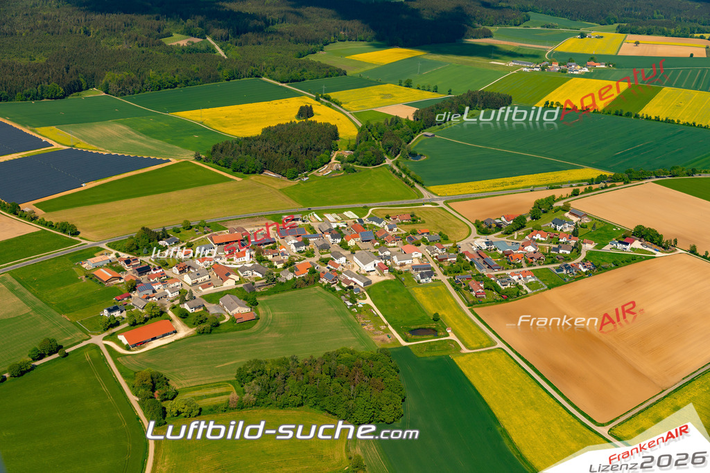 Das Luftbild zeigt : Winden Altmannstein - Die Luftaufnahme wurde 2024 vom UL-Flugzeug aus erstellt ( keine Drohne ) - Hochauflösende Luftaufnahme - Für grossformatige Ausdrucke geeignet. Die Geschenkidee !Mit Lizenz und Bildrechte bestellbar