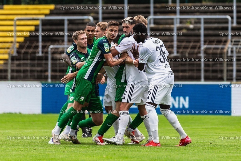 xKWI02082501018 | 02.08.2025, xkwix, Fußball, Regionalliga West, FC Gütersloh - 1. FC Bocholt, Ohlendorf Stadion im Heidewald: Spieler im Zweikampf bei einer Ecke