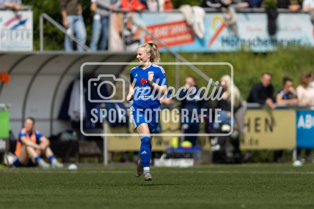 Hollage_TiMoNo_2026-73 | Anna Krause (10, BW Hollage) Läuft nach der Einwechslung auf den Platz. - Realisiert mit Pictrs.com