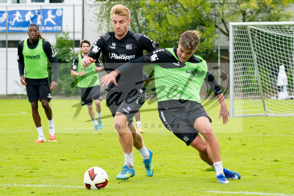 20260909_TRAOSN_0619 | Fußball, Herren: Fridolin Wagner (VfL Osnabrück) und Jonathan Wensing (VfL Osnabrück) im Zweikampf beim Training des VfL Osnabrück am 09.09.2026 im Sportpark Illoshöhe in Osnabrück, Deutschland.(Foto von Nico Paetzel) - Realisiert mit Pictrs.com