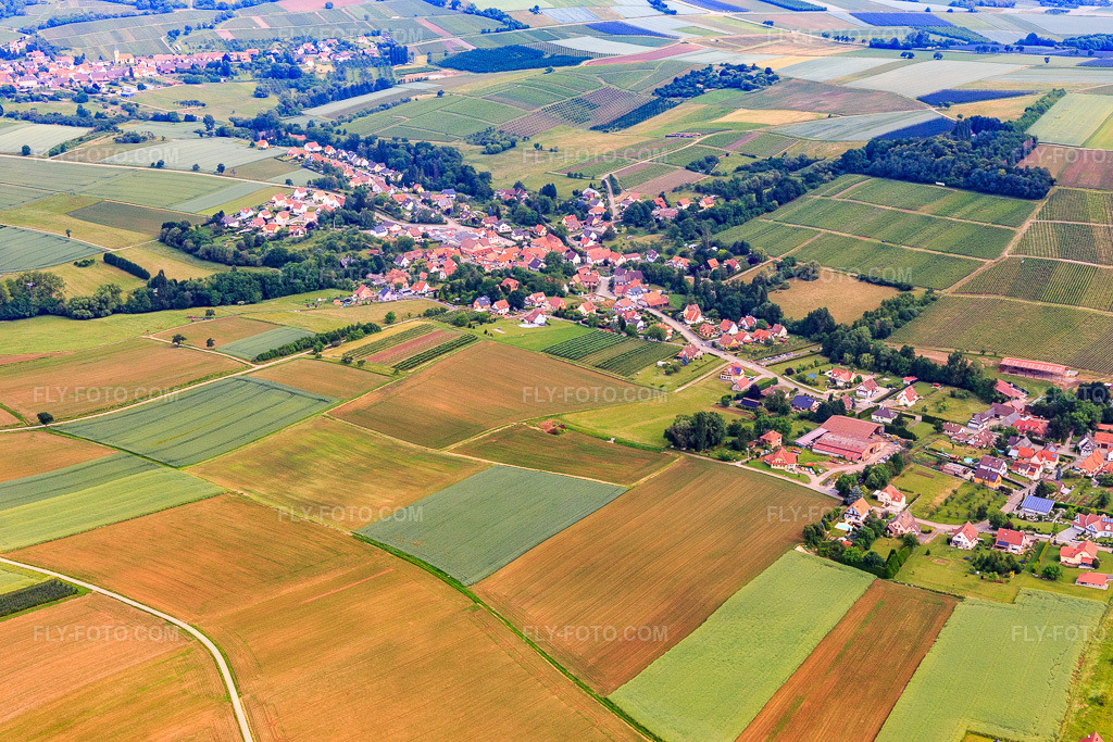 Aerial view: View of the town from the southeast in Oberhoffen-lès-Wissembourg in the state Bas-Rhin, France. – Photo: IMG_100740.jpg taken on 06/05/2017 by Werner Riehm/FLY-FOTO.com – Resolution of the original: 5472 x 3648 px