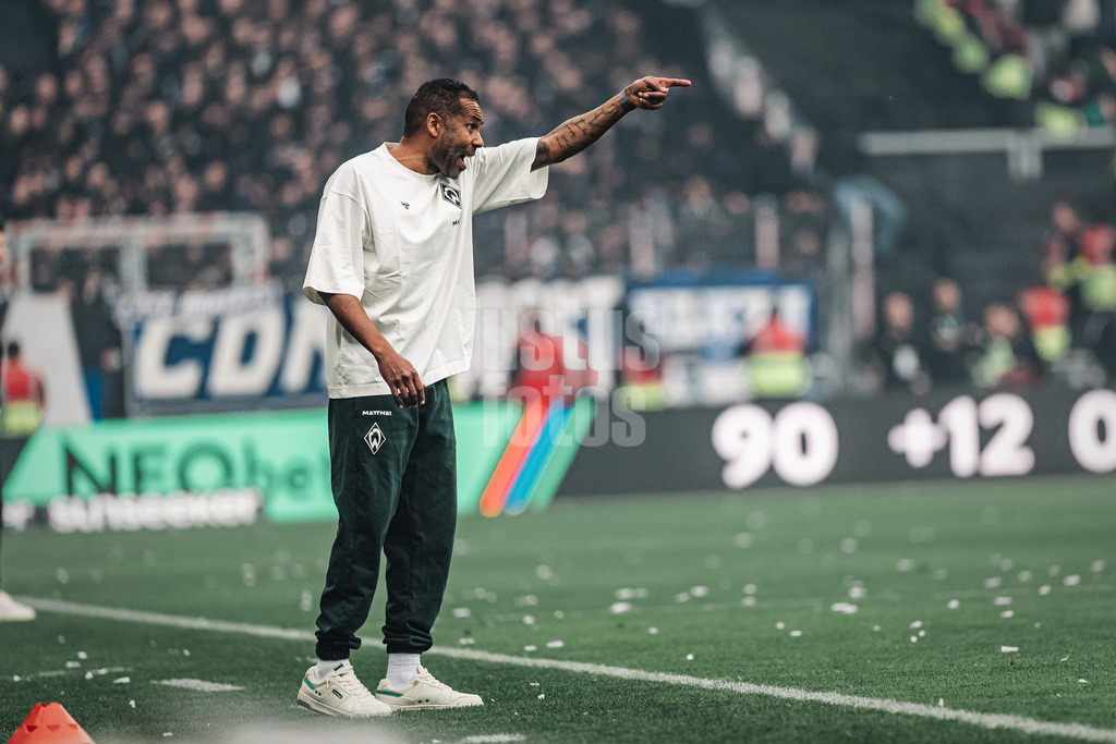 Fußball | Männer | Saison 2025/2026 | 1. Fußball-Bundesliga | 30. Spieltag | SV Werder Bremen vs. Hamburger SV | 18.04.2026 | Trainer Daniel Thioune (SV Werder Bremen) gibt Anweisungen