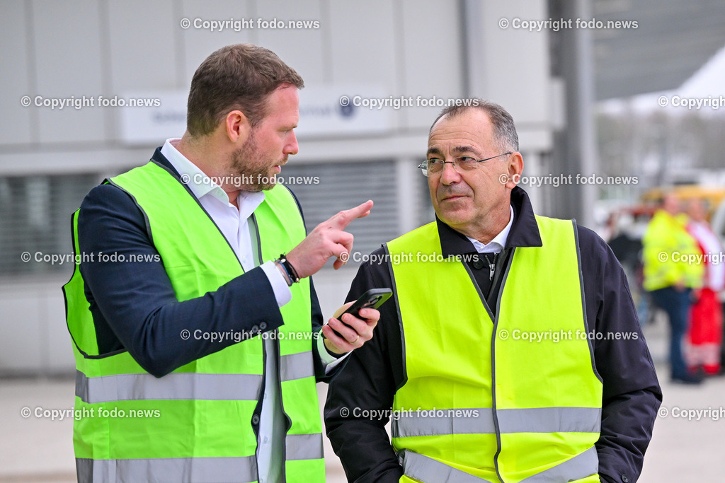 Linz Airport - Comeback Ryanair_ 08.11.2024-6 | 08.11.2024, Linz Hoersching, AUT, Linz Airport - Comeback Ryanair, im Bild Andreas Gruber (Ryanair-Sprecher und Geschaeftsfuehrer Laudamotion GmbH), Norbert Draskovits Geschaeftsfuehrer Flughafen Linz GesmbH)