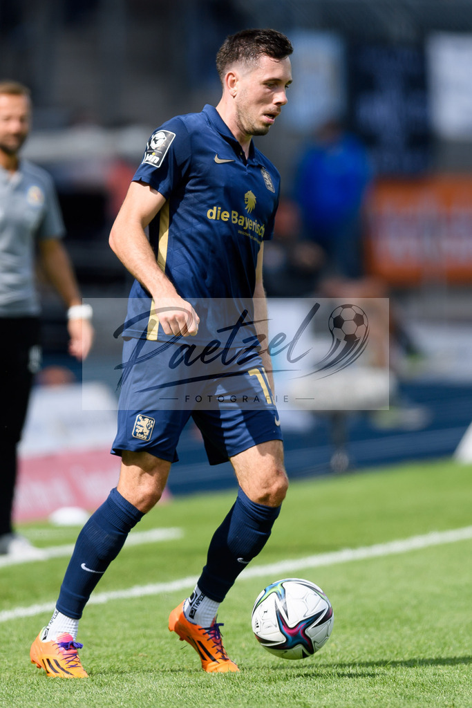 EBSTSV20210828_140 | Fussball, Herren: Marcel Baer (TSV 1860 Muenchen) in Aktion, am Ball, Einzelaktion beim Spiel der 3. Liga zwischen Eintracht Braunschweig und TSV 1860 Muenchen im Eintracht-Stadion am 28.08.2021 in Braunschweig, Deutschland.DFB / DFL REGULATIONS PROHIBIT ANY USE OF PHOTOGRAPHS AS IMAGE SEQUENCES AND/OR QUASI-VIDEO. - Realisiert mit Pictrs.com
