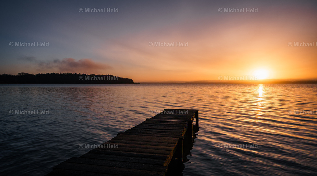 Sonnenaufgang am Selenter See | Profi-Fotos über Schleswig-Holstein und dem ganzen Norden für Büro, Hotel, Ferienhaus, Ferienwohnung, Wohnzimmer, Arztpraxis uvm. jetzt bestellen. - Realisiert mit Pictrs.com