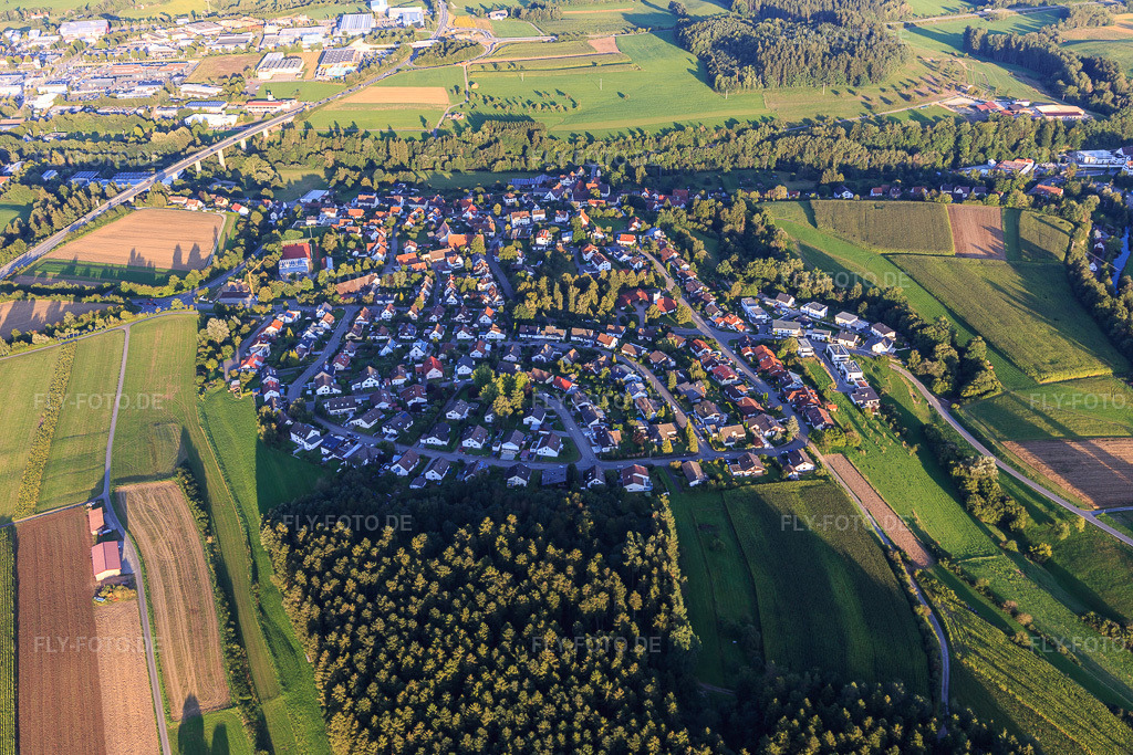 Luftbild: Ortsansicht von Westen im Ortsteil Bühlingen in Rottweil im Bundesland Baden-Württemberg in Deutschland. Foto: IMG_128714.jpg vom 27.08.2021 durch Werner Riehm/FLY-FOTO.de