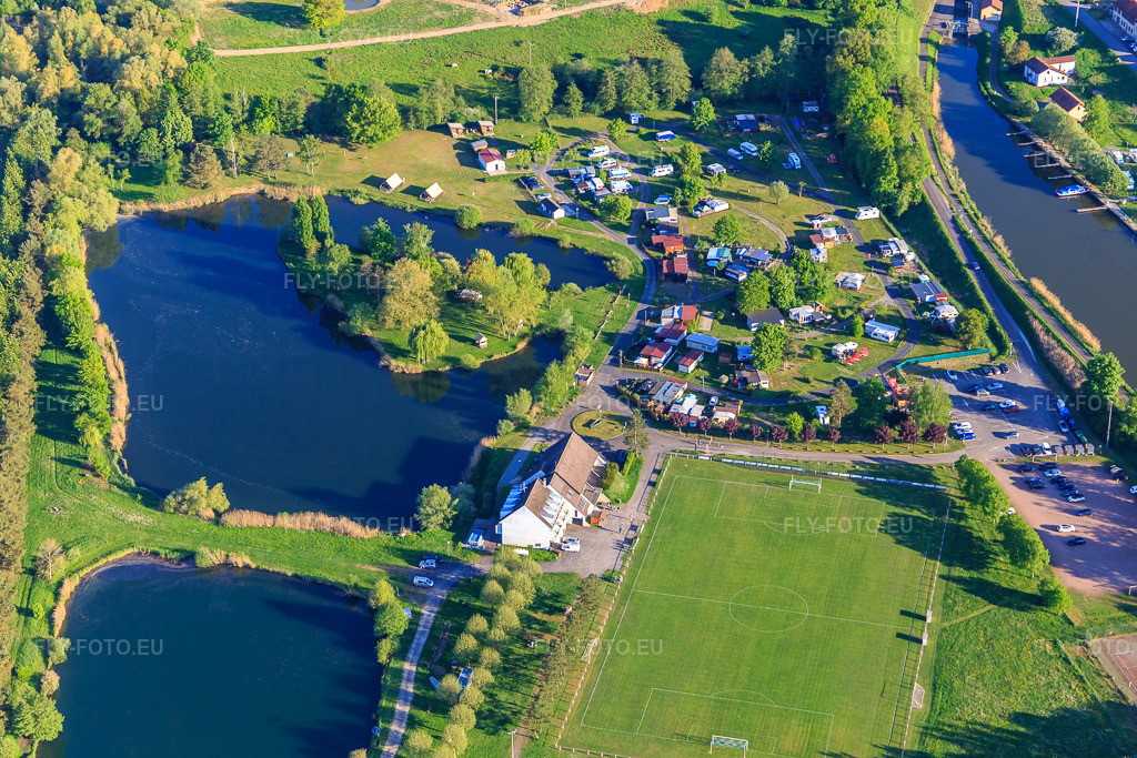 Vue aérienne: Camping Coeur d'Alsace entre lacs et Canal des houllères de la Sarre à Harskirchen dans le département Bas Rhin, France – .Photo: IMG_146129.jpg prise le 01/05/2025 par Werner Riehm/FLY-FOTO.eu – Résolution de l'original: 5472 x 3648 px – Camping familial Alsace à Harskirchen | Coeur d'Alsace