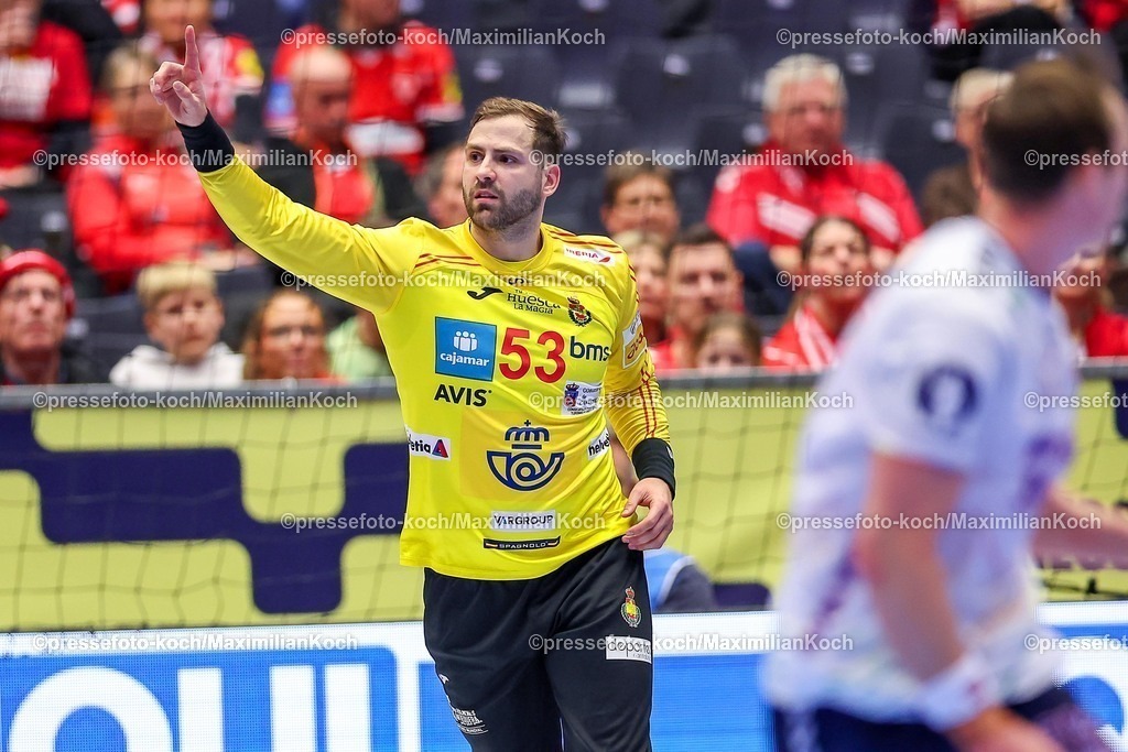 EHF22012602057 | 22.01.2026, Handball, Men's EHF EURO 2026, Spanien - Norwegen, Jyske Bank Boxen in Herning, Dänemark, Main Round:  Ignacio Biosca García (Espania #53) jubelnd gestikulierend auf dem Spielfeld  