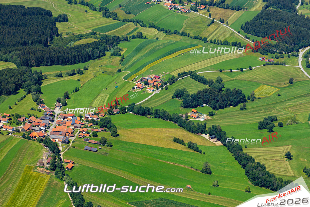 Aktuelles Luftbild von Hochdorf Bischofsmais - Die Luftaufnahme wurde 2022 mittels UL-Flugzeug erstellt ( keine Drohne ) - hochauflösende Kamera-Systeme von  Canon -Beste Qualität - Für grossformatige Ausdrucke geeignet. Die Geschenkidee !