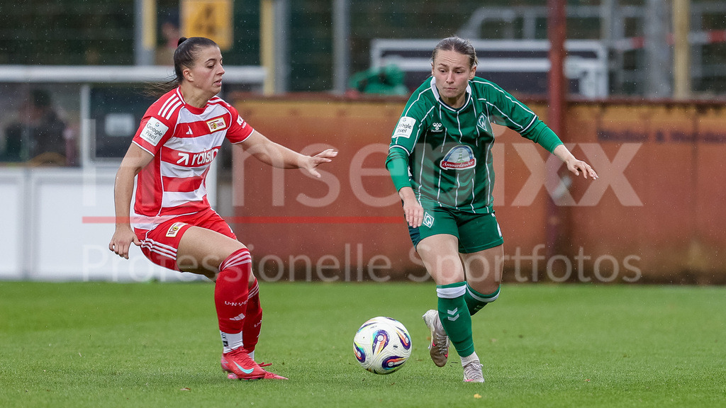 Fussball, Google Pixel Frauen-Bundesliga, SV Werder Bremen - 1. FC Union Berlin | v.li.: Korina Janez (1. FC Union Berlin, 8) und Chiara D Angelo (SV Werder Bremen, 2) im Zweikampf, Duell, Dynamik, Aktion, Action, Spielszene, DIE DFB-RICHTLINIEN UNTERSAGEN JEGLICHE NUTZUNG VON FOTOS ALS SEQUENZBILDER UND/ODER VIDEOÄHNLICHE FOTOSTRECKEN. DFB REGULATIONS PROHIBIT ANY USE OF PHOTOGRAPHS AS IMAGE SEQUENCES AND/OR QUASI-VIDEO.