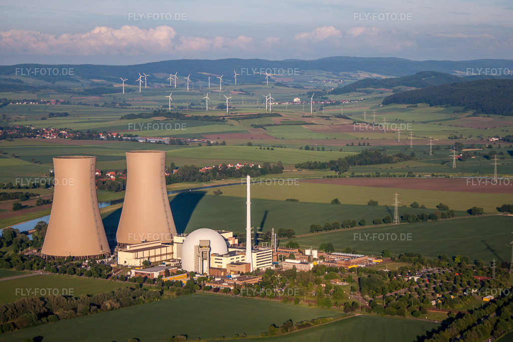 Luftbild: Reaktorblöcke, Kühlturmbauwerke und Anlagen des AKW - KKW Atomkraftwerk - Kernkraftwerk Grohnde im Ortsteil Grohnde in Emmerthal im Bundesland Niedersachsen in Deutschland. Foto: IMG_65056.jpg vom 23.05.2014 durch Werner Riehm/FLY-FOTO.de