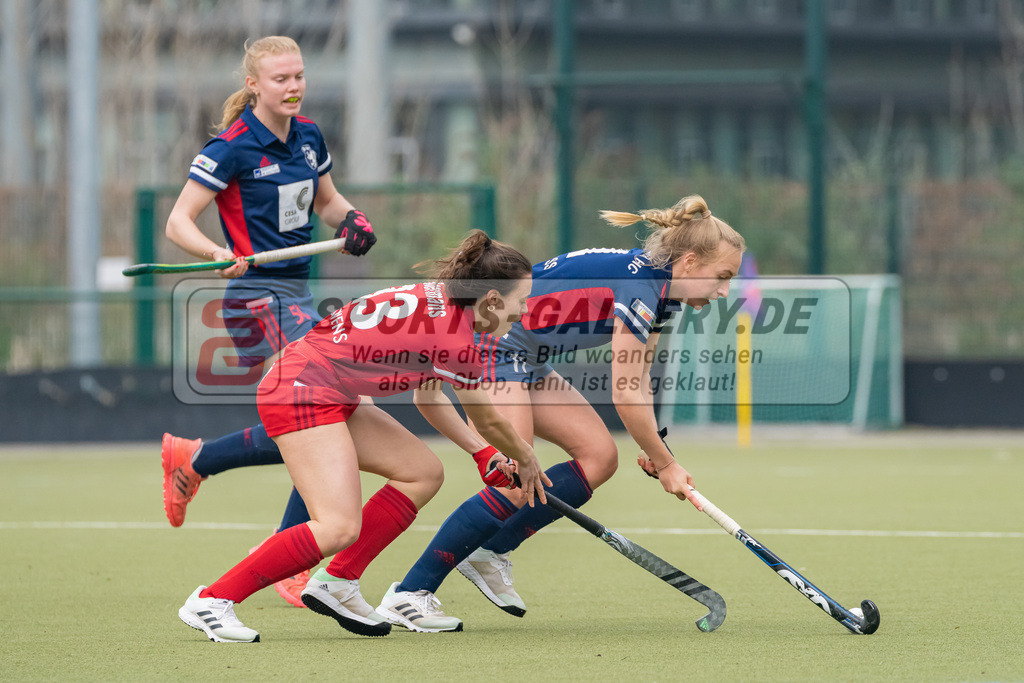HK_20230416_107061 | 1. Bundesliga Damen Düsseldorfer HC - Rot-Weiss Köln am 16.4.2023 DHC Düsseldorf, Düsseldorf , Emma Boermanns ( Rot-Weiss Köln #33 ) , Sara Strauss ( Düsseldorfer HC #11 )