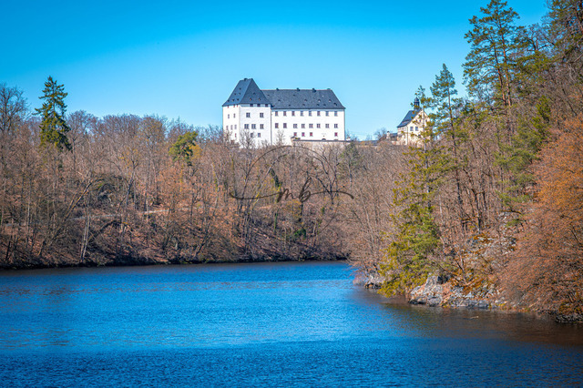 Schloss Burgk hinter dem Fluss | Das Schloss Burgk hinter dem Fluss auf dem Berg - Realisiert mit Pictrs.com