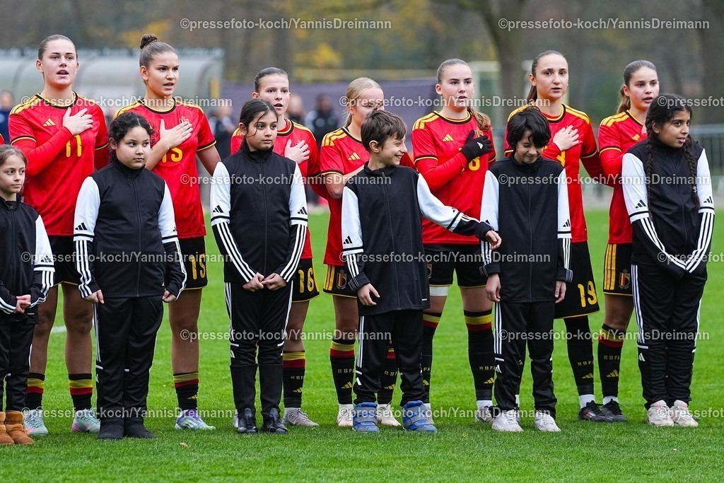 xYDRx26112502002 | 26.11.2025, xydrx, Fußball, Länderspiel, EM-Qualifikation U19-Frauen, Belgien - Deutschland, Sportschule Wedau: Clementine Reynebeau (BEL #11) Jolien Verhoeven (BEL #15) Fleur Heyman (BEL #16) Manon Baert (BEL #18) Eva Spelkens (BEL #19) singen die Nationalhymne