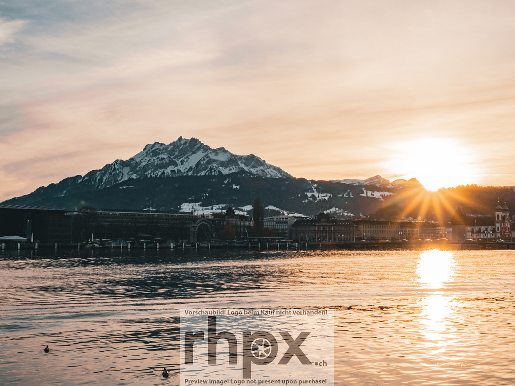 Luzern bei Sonnenuntergang | Stimmungsvolle Fotokunst aus Luzern. Erlebe den Pilatus, den See und die Stadt Luzern in exklusiven Aufnahmen in der Fotogalerie & Shop. - Realisiert mit Pictrs.com