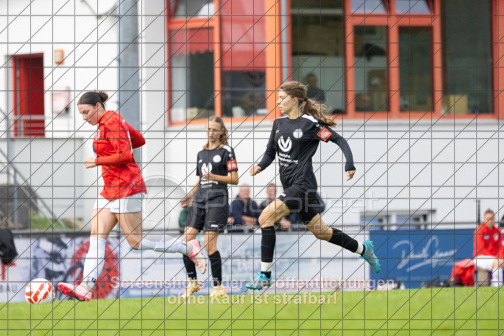 20250928_143225_0526 | #,1.FC Donzdorf (schwarz) vs. TV Derendingen (rot), Fussball, Frauen-Verbandsliga Württemberg, 03. Spieltag, Saison 2025/2026, Rasenplatz Lautertal Stadion, Süßener Straße 16, 73072 Donzdorf, 28.09.2025 - 13:00 Uhr,Foto: PhotoPeet-Sportfotografie/Peter Harich