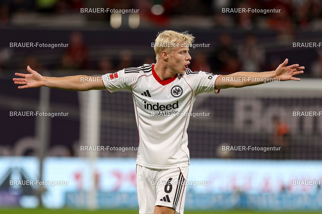 Bayer 04 Leverkusen vs Eintracht Frankfurt - Bundesliga  | Leverkusen, Deutschland, 12.09.25:   Oscar Hojlund (Eintracht Frankfurt) gestikuliert, Gestik waehrend des Spiels der Bundesliga zwischen  Bayer 04 Leverkusen vs Eintracht Frankfurt in der BayArena(Foto von Brauer-Fotoagentur / Adrian Schlueter)