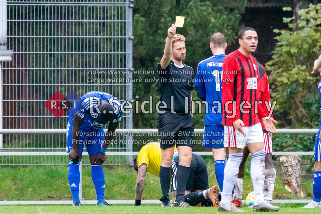 Fußball, Saison 2022/23, Oberliga Hamburg, WTSV Concordia Hamburg - Niendorfer TSV, Sportpark Hinschenfelde (Hamburg), 13.11.2022, 19. Spieltag | Florian Potter (Schiedsrichter) zeigt Andy Appiah (#29, Concordia) die gelbe Karte für den Foul am gegnerischen Torwart.