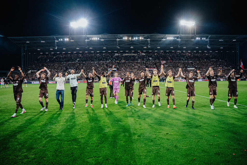 FCSP_YD-2384 | Der offizielle Shop für FC St. Pauli Fotos. Wähle aus Spielszenen & Fanmomenten dein FCSP Wunschformat. Wir liefern Millerntor-Atmosphäre.